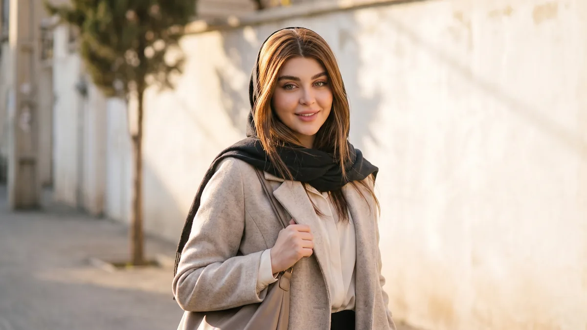 قدم‌زدن در خیابانی آرام در نور بعدازظهر